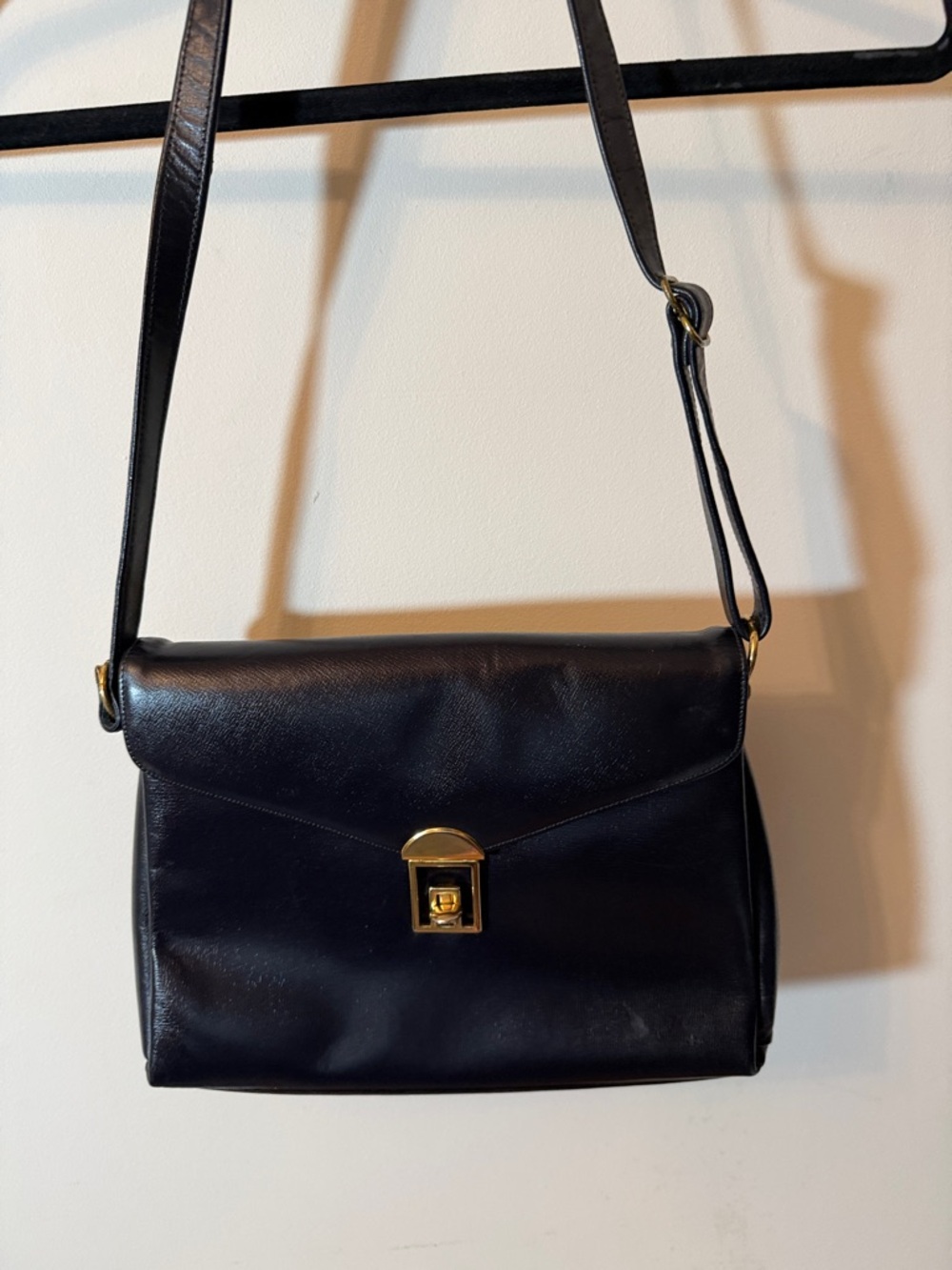 Vintage Chic De Paris Elegant Black Leather Shoulder Bag with Gold-Tone Lock